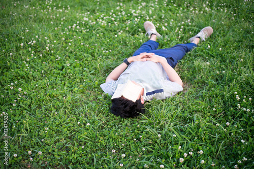 芝生で寝る男性