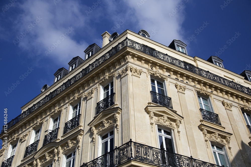 Fototapeta premium Authentic Paris building, France