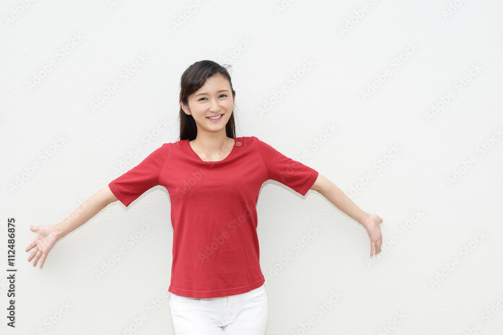 笑顔で寛ぐ女性