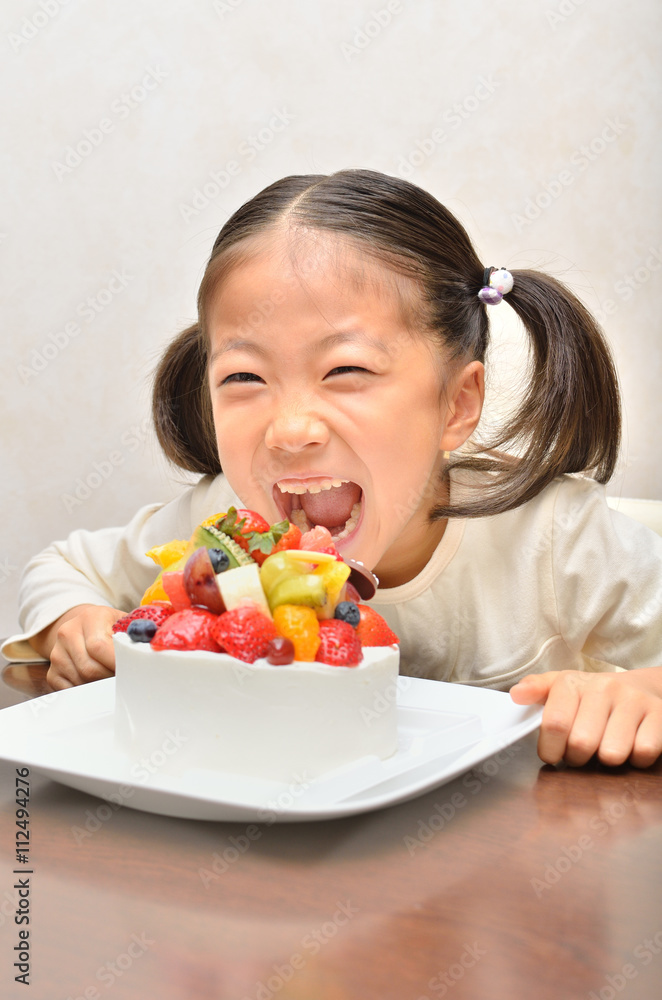 お誕生日パーティーを楽しむ女の子 お誕生日パーティーを楽しむ女の子