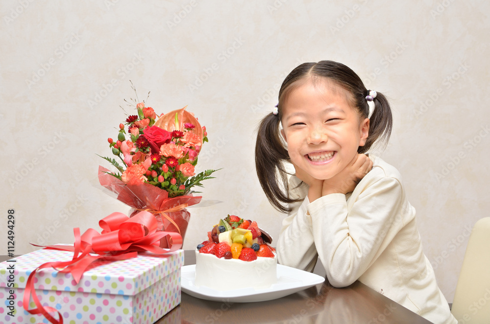 お誕生日パーティーを楽しむ女の子