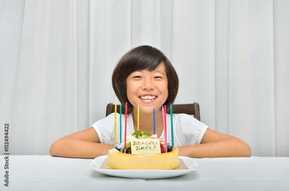 お誕生日パーティーを楽しむ女の子