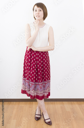 Wallpaper Mural 女性　ポートレート　全身　ワンピース　カメラ目線　室内　笑み
 Torontodigital.ca