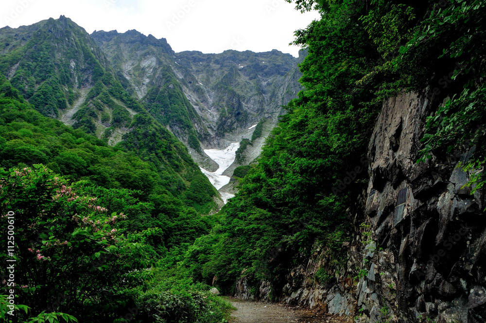 群馬県水上町　谷川岳　新緑の一ノ倉沢