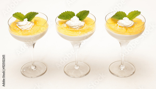 Dessertgläser mit Joghurtcreme und frischer Ananas