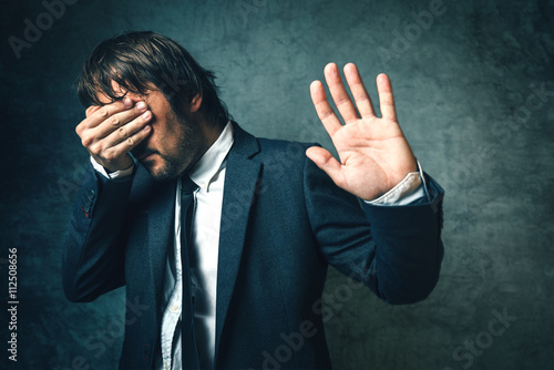 Canvas-taulu Crooked politician hiding face from photographers after politica