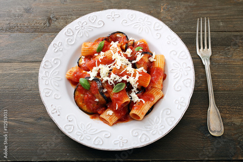 Bild auf Leinwand pasta melanzane pomodoro e formaggio