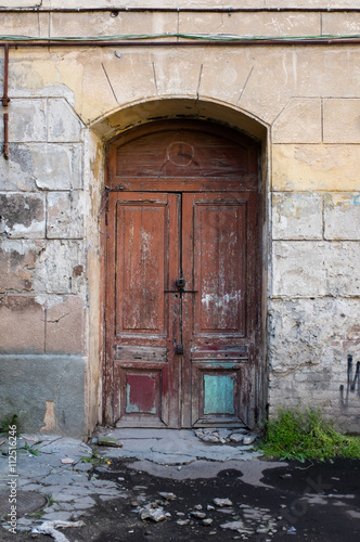 Old brown painted wooden door  © Daria Minaeva