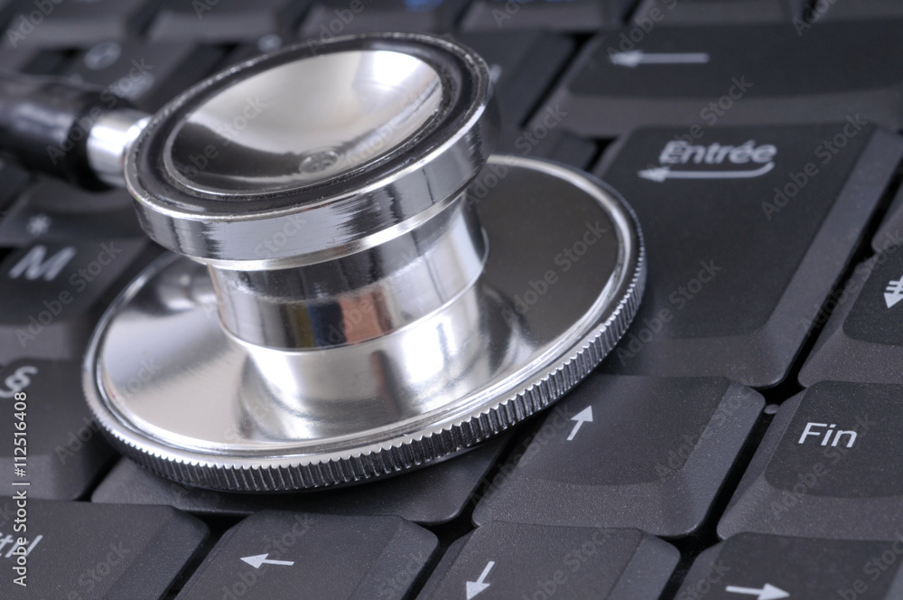 Stéthoscope posé sur un clavier d'ordinateur Stéthoscope posé sur un clavier d'ordinateur