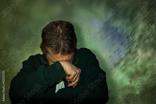 Uomo anziano pensieroso, depresso. photo