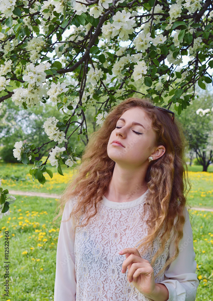 Fototapeta premium Девушка у цветущей яблони.