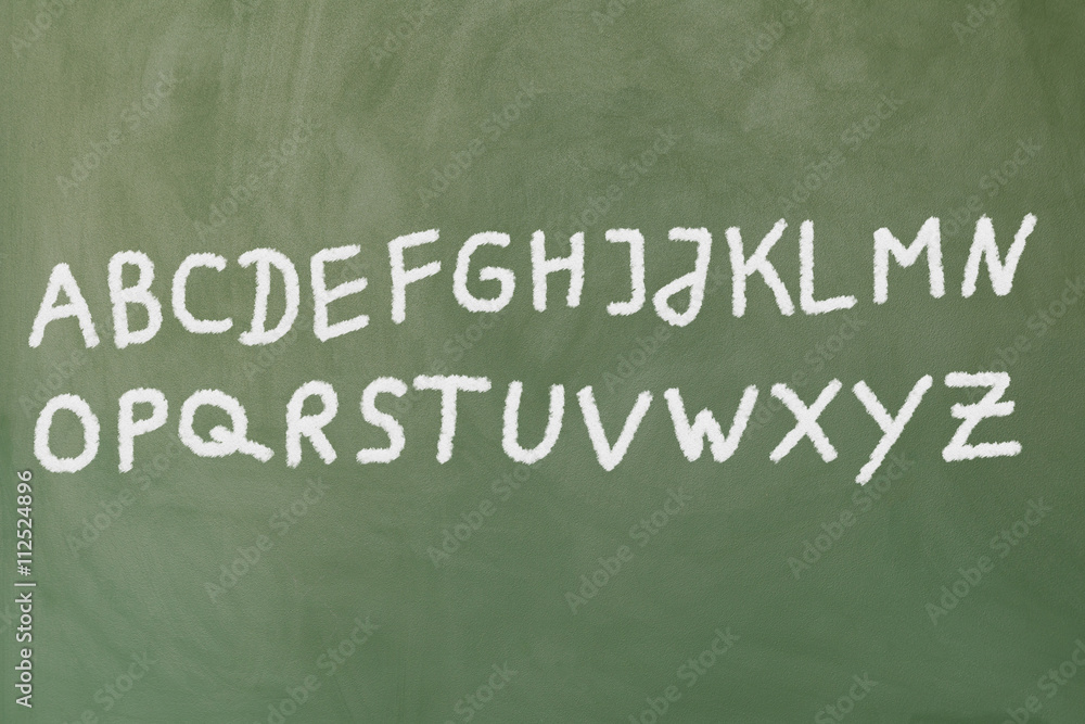 Fototapeta premium das Alphabet steht auf eine Tafel geschrieben