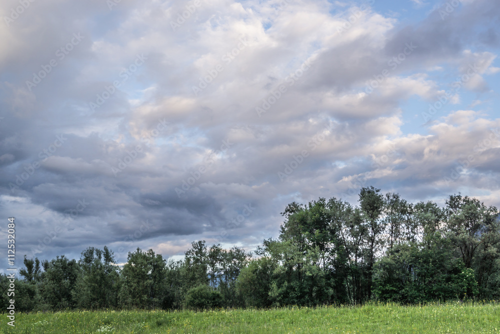 Landschaft mit Regenwolken