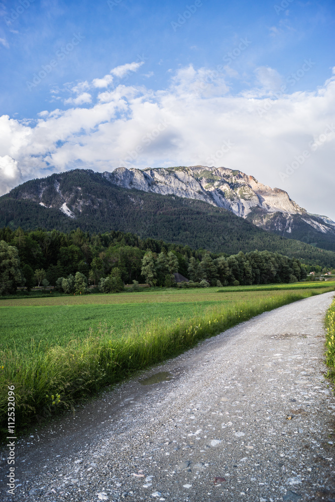 Fototapeta premium Berglandschaft mit Regenwolken