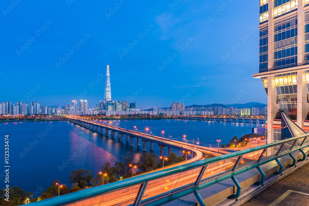 Obraz premium Seoul Subway and Seoul City Skyline at Han river Seoul, South ko