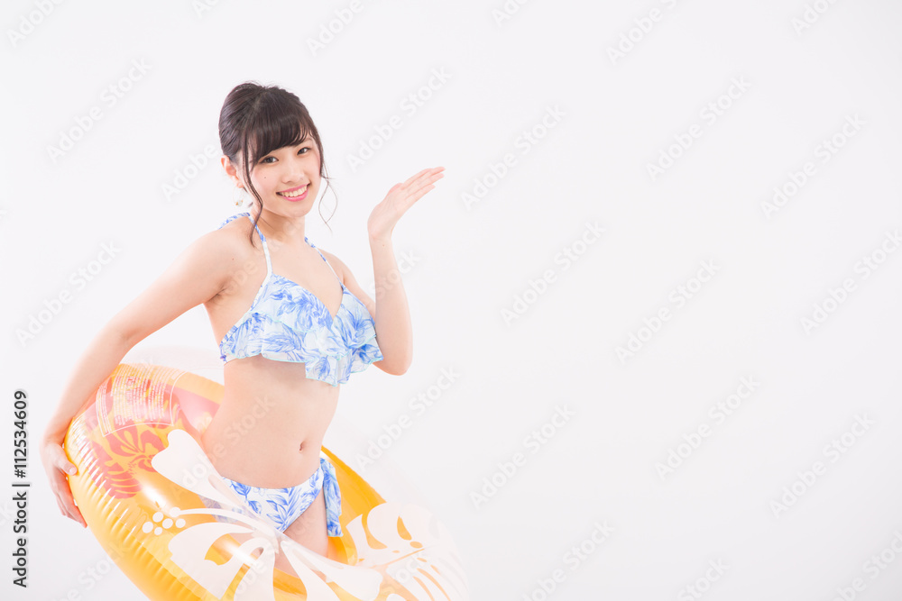 水着でポーズをする女性