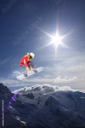 Fotografie, Obraz Snowboard jezdec skákat na horách