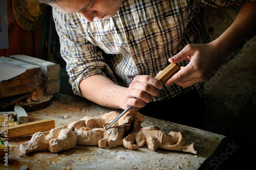 Fotografie handmade art cutting wood carving with cutter