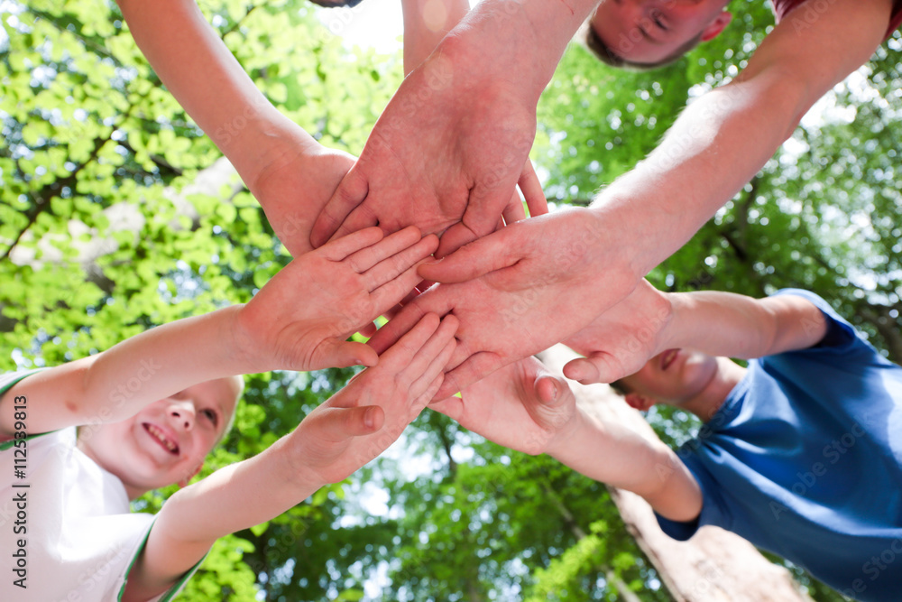 Viele Kinder halten die Hände zusammen StockFoto Adobe Stock