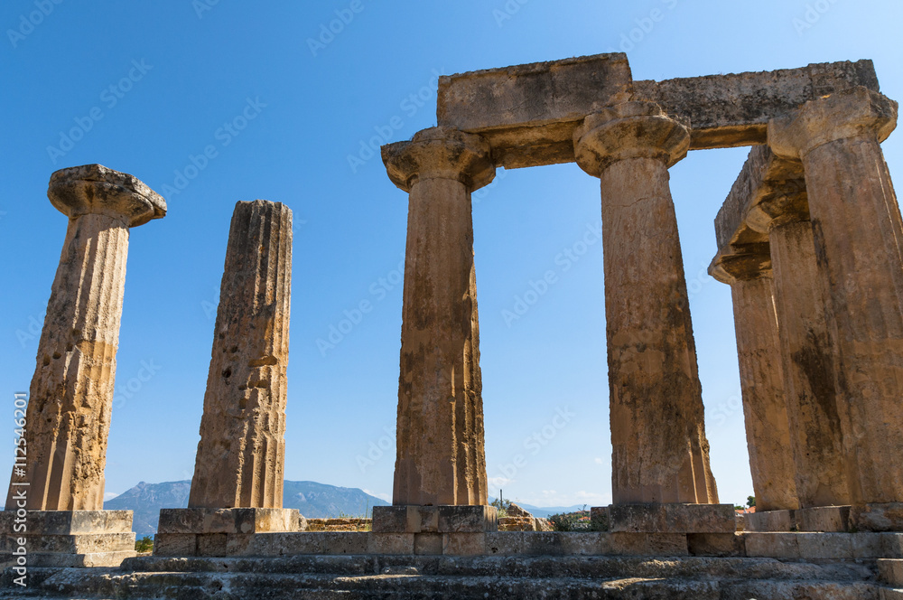 Развалины храма в древнем Коринфе