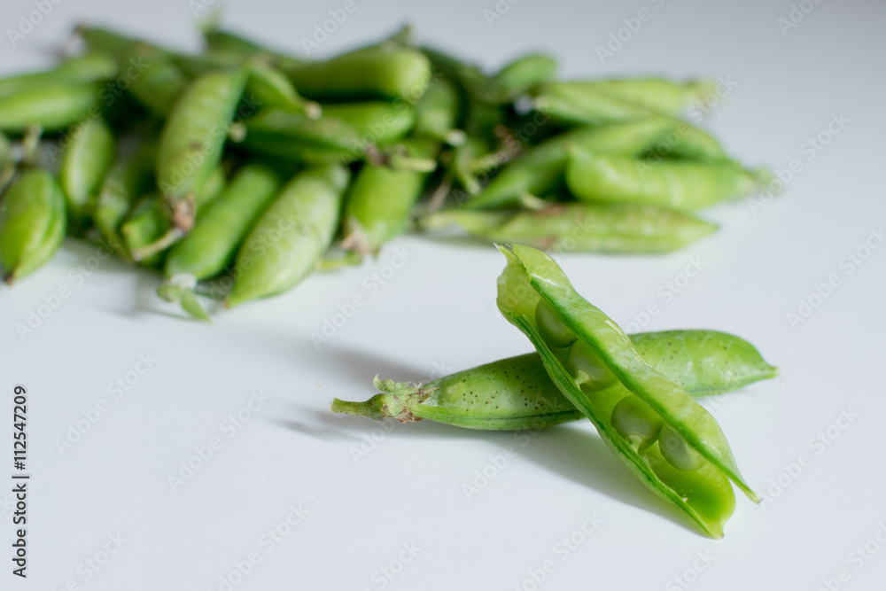 Cosse de petits pois ouverte, cosses de petits pois en arrière plan 5 Cosse de petits pois ouverte, cosses de petits pois en arrière plan 5