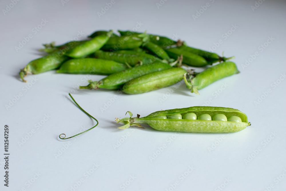 Cosse de petits pois ouverte, cosses de petits pois en arrière plan 2