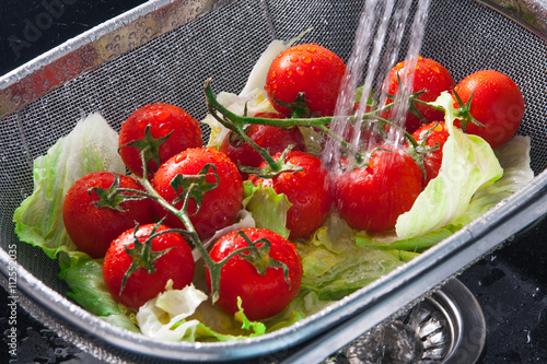 Rinse vegetables with water photo