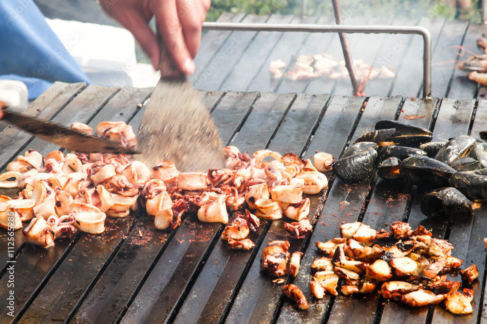 Grill mollusk, mussel cooking seafood street food and beach bbq foto de