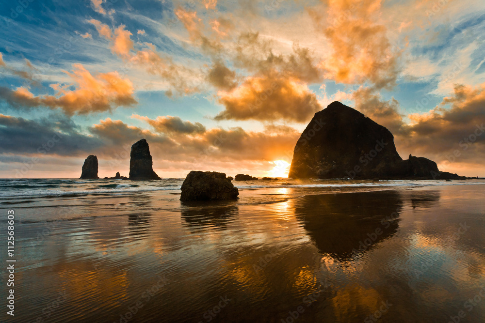 Fototapeta premium Sunset on Cannon Beach, Oregon