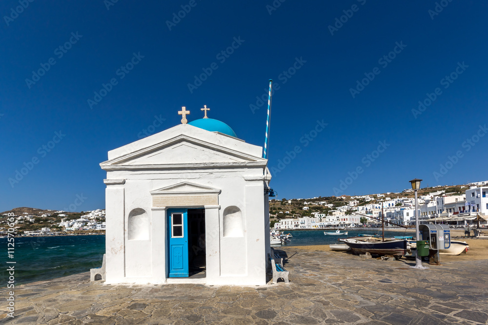 Small orthodox church on the port of town of Mykonos, Cyclades, Greece - obrazy, fototapety, plakaty 