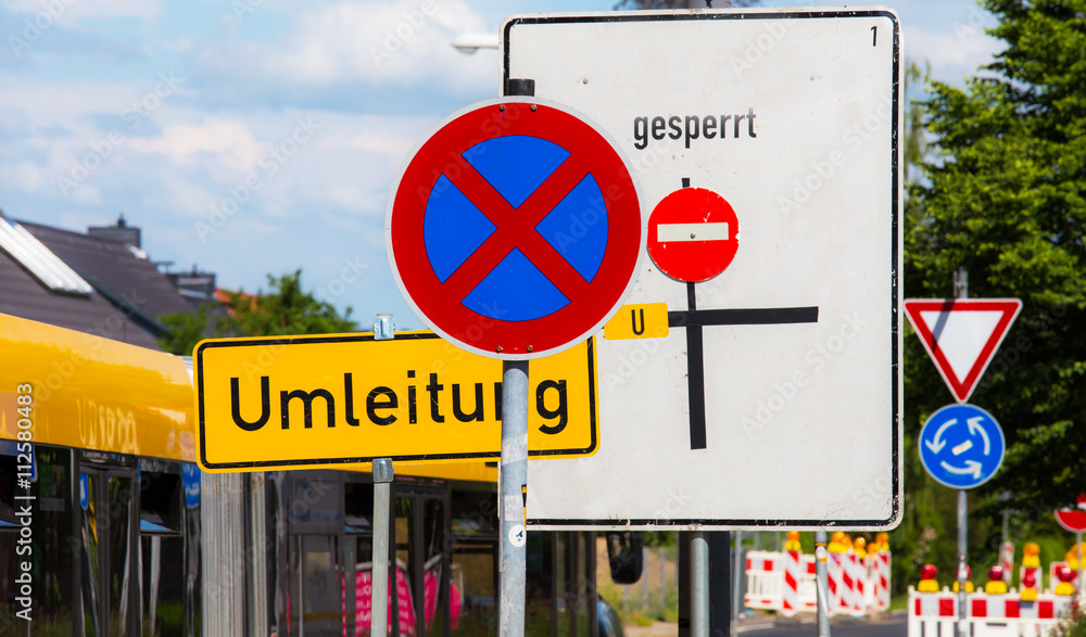 Viele Verkehrsschilder Stehen An Einer Straßenbaustelle Stock Photo ...