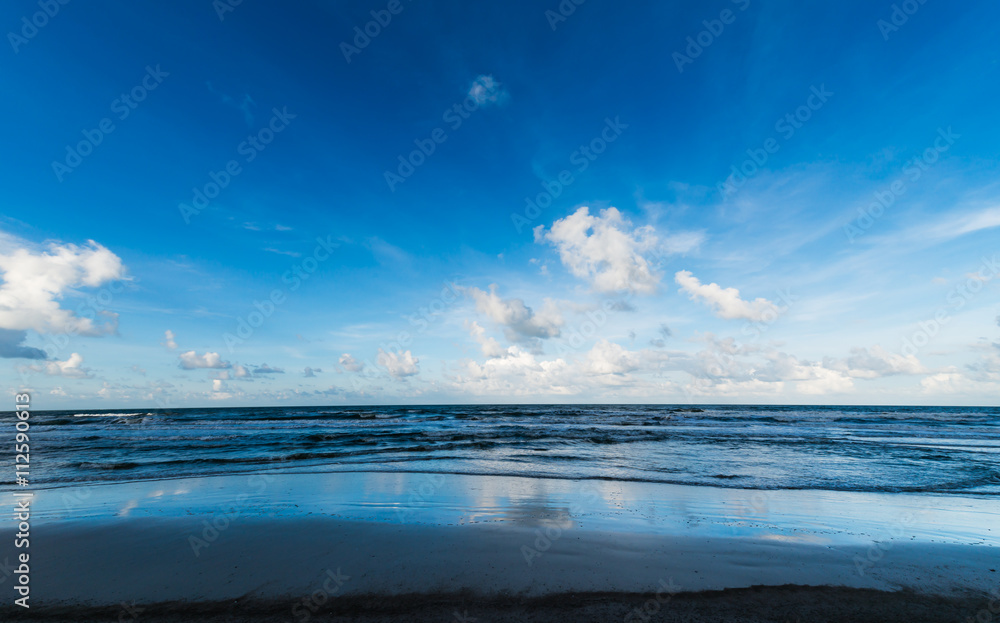 Obraz premium blue sky with clouds and sea