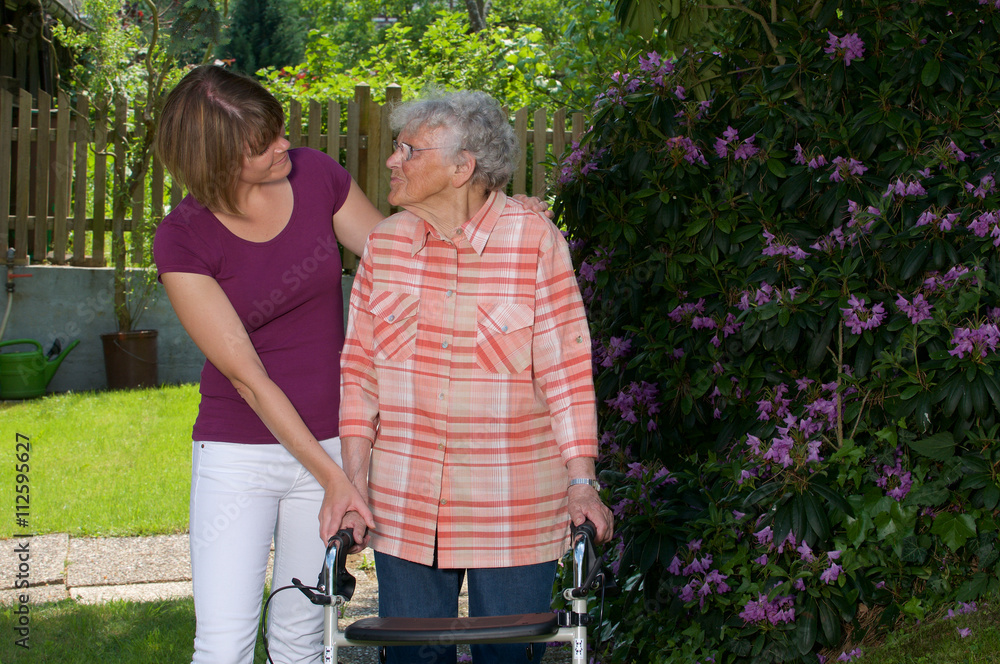 Betreuerin mit Seniorin Betreuerin mit Seniorin