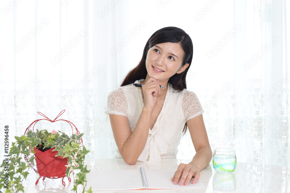 寛ぐ女性 寛ぐ女性