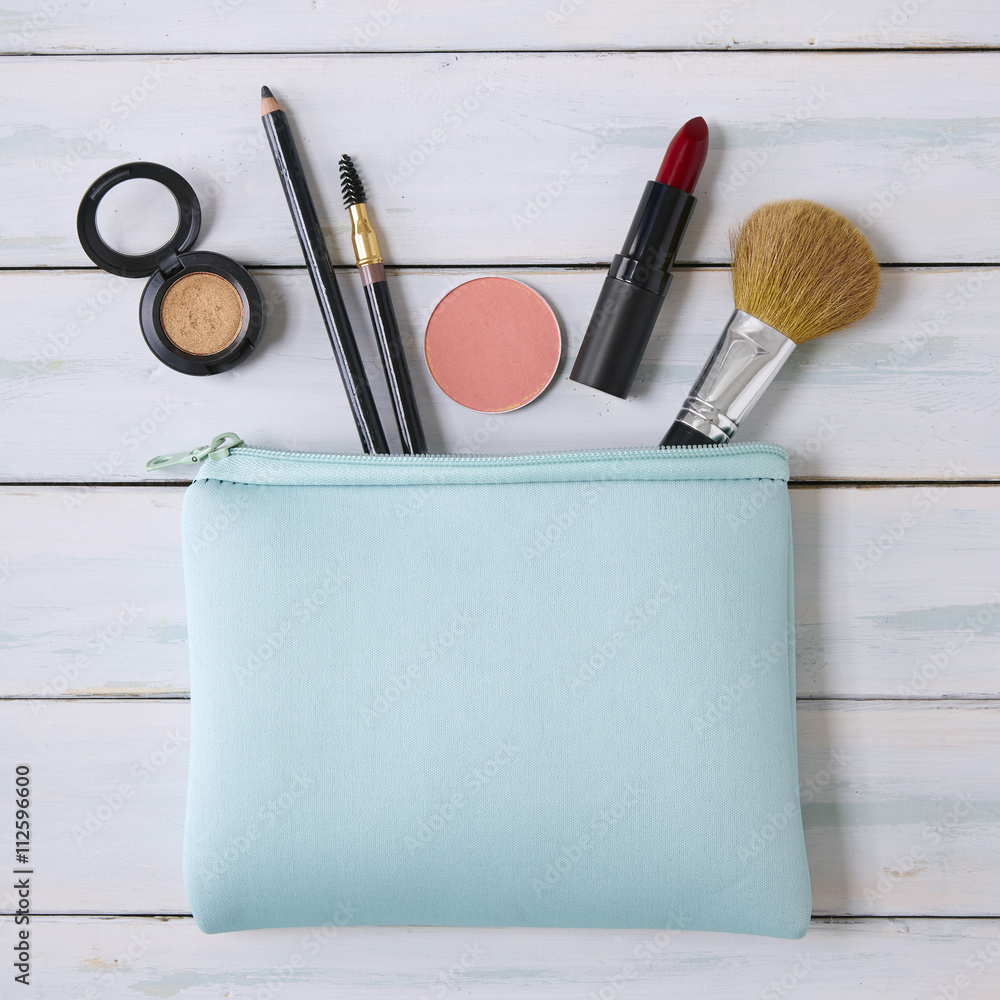 Make-up Bag - Wooden background Stock-Foto | Adobe Stock