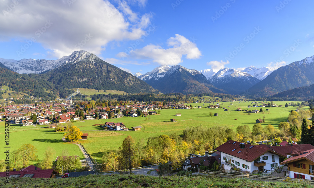 Spätherbstliche Landschaft mit verschneiten Bergen im Oberallgäu 