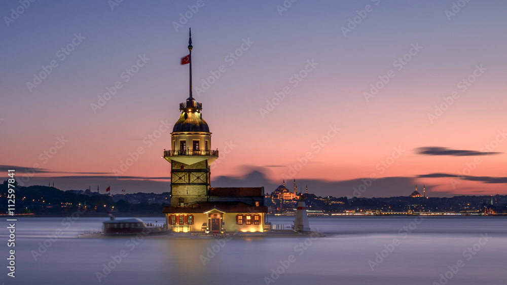 Fototapeta premium Sunset at Maiden's Tower in Istanbul, Turkey