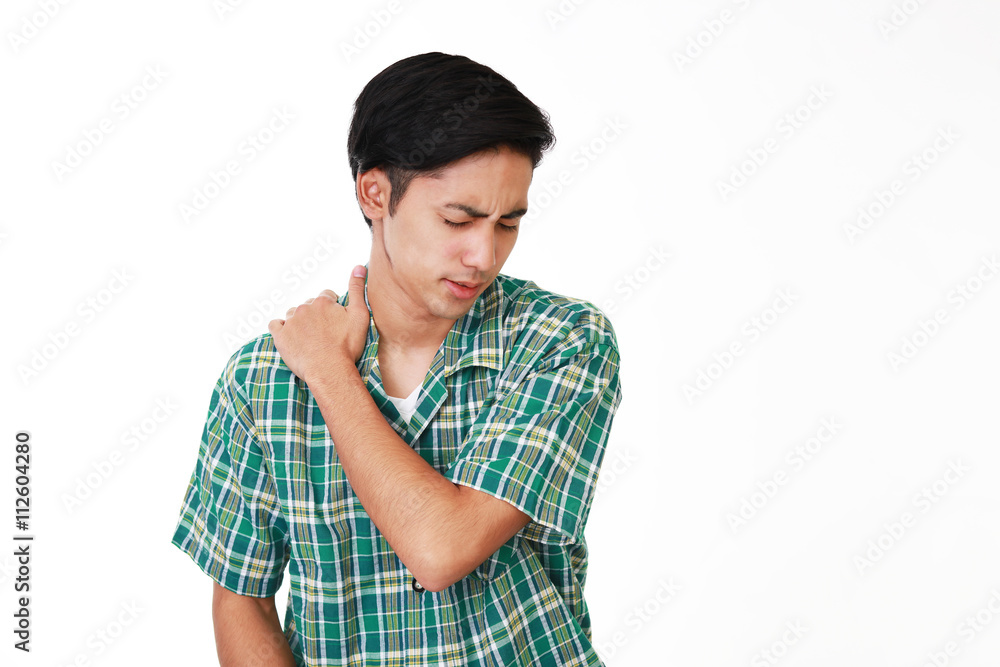 肩こりを訴える男性