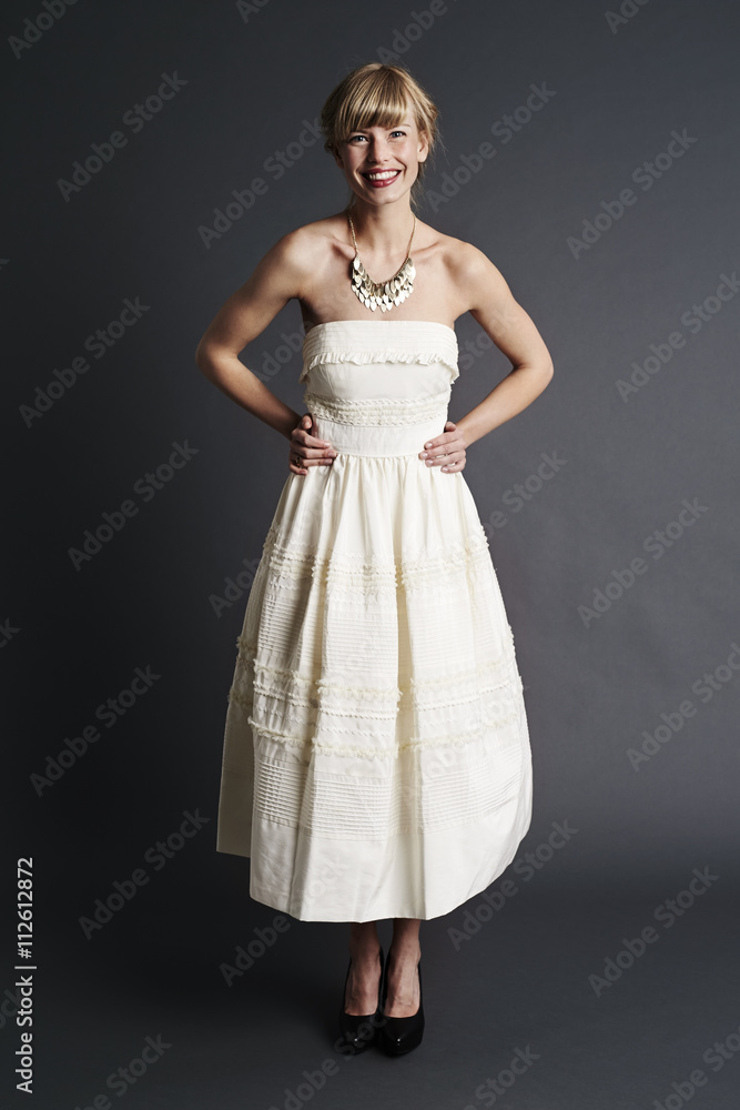 Naklejka premium Stunning bride in white, portrait