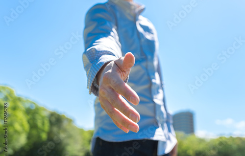 手を差し伸べる男性