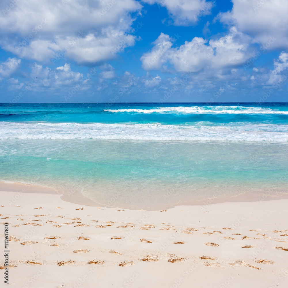 traces de pas sur plage d'Anse Lazio, Seychelles