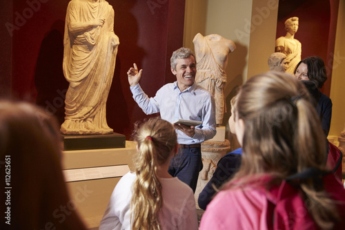 Foto Pupils And Teacher On School Field Trip To Museum With Guide
