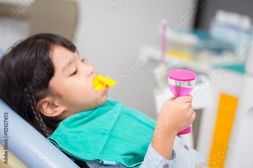 Foto blurred image The Fluoride coating in children