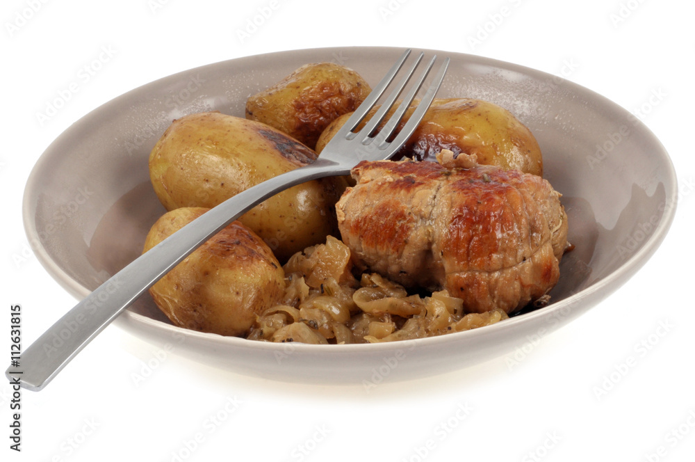 Assiette avec une paupiette, des pommes de terre et des oignons rissolés Assiette avec une paupiette, des pommes de terre et des oignons rissolés