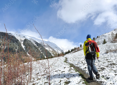 randonneur sur sentier en montagne