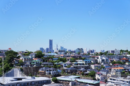 横浜ランドマークタワーの見える住宅街