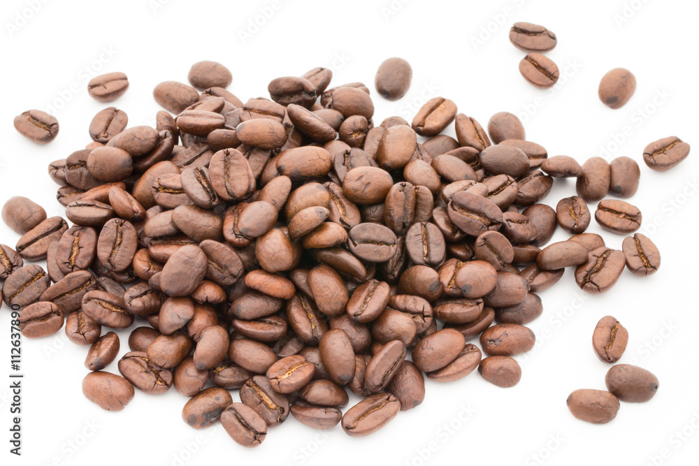 Fototapeta premium Coffee grains and leaves isolated on the white backgrounds.