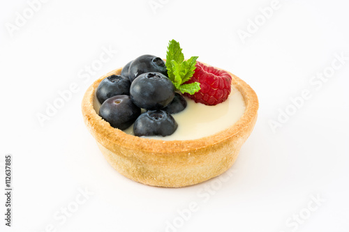 Delicious tartlet with raspberries and blueberries isolated on white background Fototapet