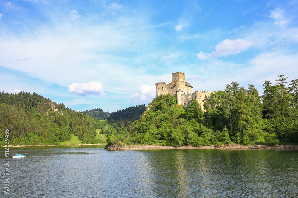 Malowniczy widok na zamek w Niedzicy nad jeziorem Czorsztyńskim