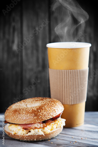 Canvastavla Bagel with bacon and egg